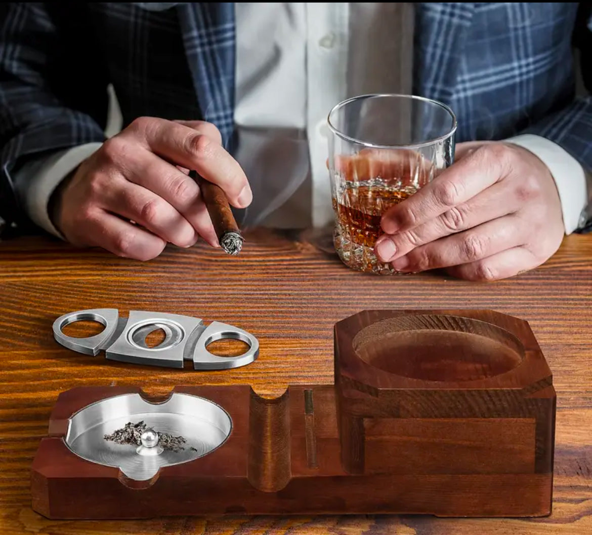 Zigarrenaschenbecher, Whiskeyglas-Tablett und Holzaschenbecher. - Avantgardeast
