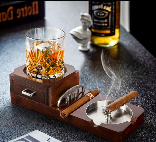 Zigarrenaschenbecher, Whiskeyglas-Tablett und Holzaschenbecher. - Avantgardeast